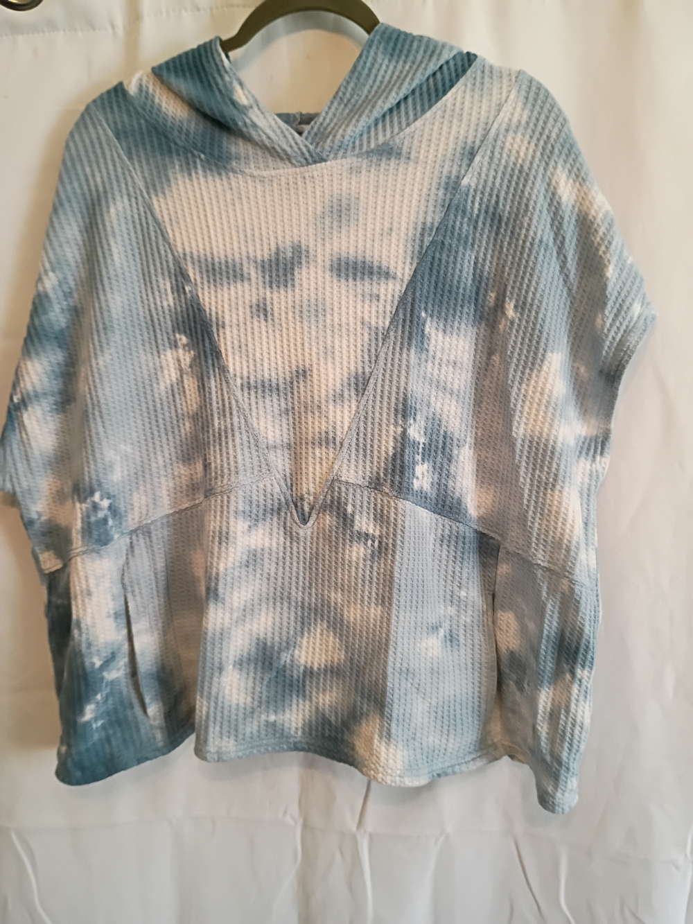 Attitudes By Renee Woman's Blue Tye Dye Shirt With Hood Size Large But Runs Big.